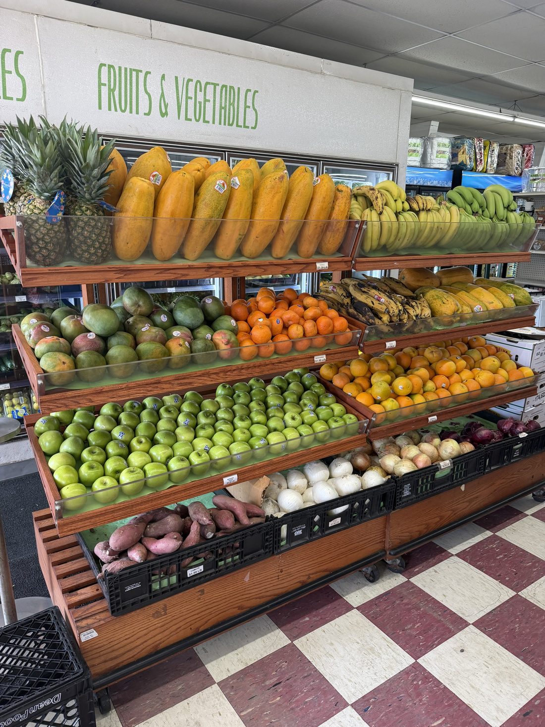 Fresh fruits and vegetables at Diaz Grocery